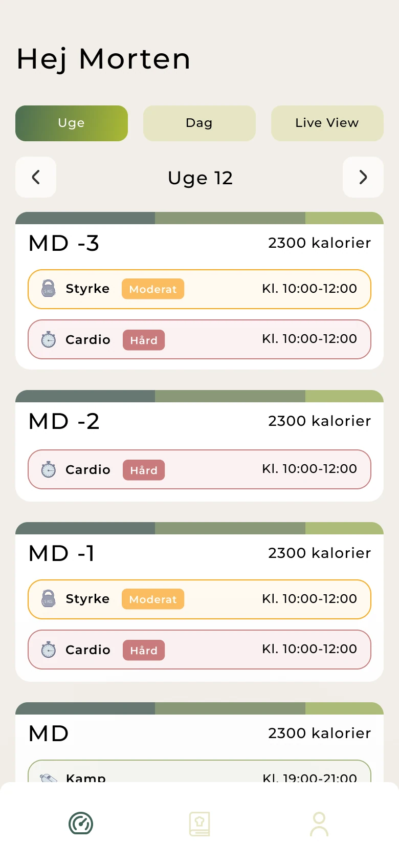 Mobilskærm med ugentlig træningsoversigt og kalorieinfo i CarboPlanner-appen