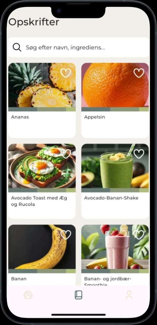 Mobilskærm, der viser opskriftsdatabasen i Carboplanner-appen. En søgelinje vises over en visuel gitterstruktur med opskriftsbilleder og navne – fx Avocado Toast, Ananas, Appelsin og energishakes. Favorit-ikoner er synlige ved hver opskrift.